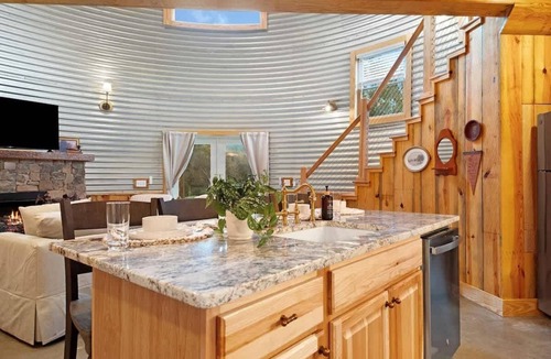 Lookout Valley Neighborhood Association House | Cozy Ridge Silo - Sleeps 6 with Private Hot Tub