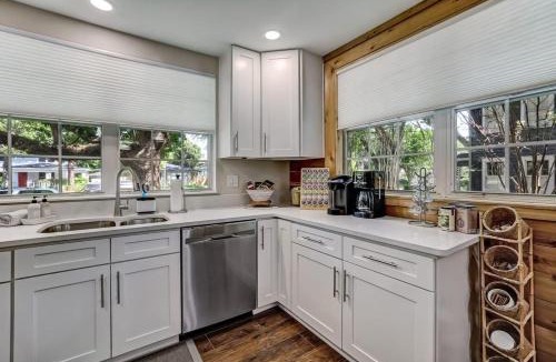 Riverside House | Cozy Riverside Villa - Walkable to Bars & Restaurants