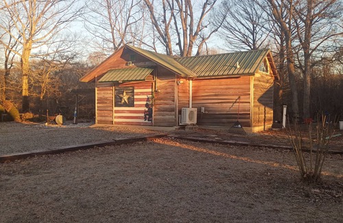Pangburn Cabin | Cozy romantic cabin/1 bedroom right on the river great views Pangburn NO PETS
