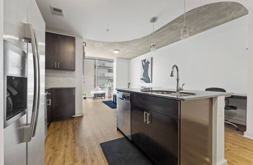 Midtown House | Cozy Romantic Sky Plush View in the City