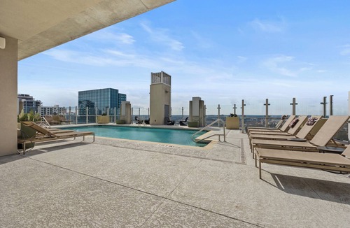 Midtown House | Cozy Romantic Sky Plush View in the City