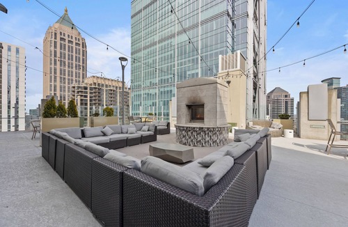 Midtown House | Cozy Romantic Sky Plush View in the City
