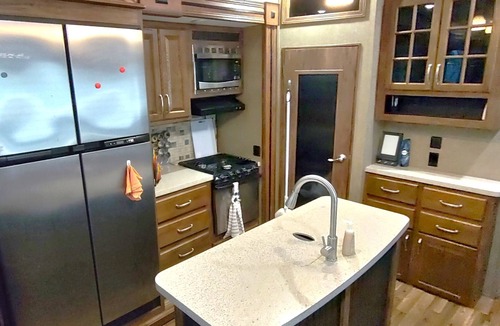 Silver Springs House | Cozy RV in Enchanting Silver Springs with WiFi, AC, TV, fire pit & horse stable