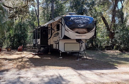 Silver Springs House | Cozy RV in Enchanting Silver Springs with WiFi, AC, TV, fire pit & horse stable