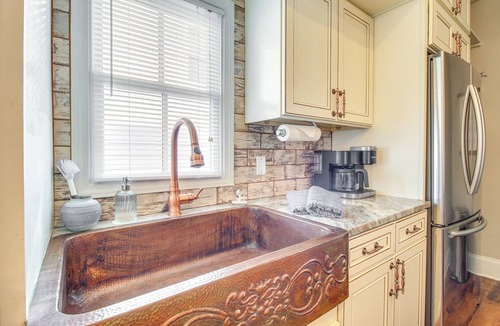 Midtown Apartment | Cozy Savannah Vacation Rental w/Fenced Courtyard!