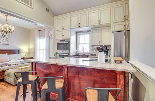 Thomas Square Apartment | Cozy Savannah Vacation Rental w/Fenced Courtyard!