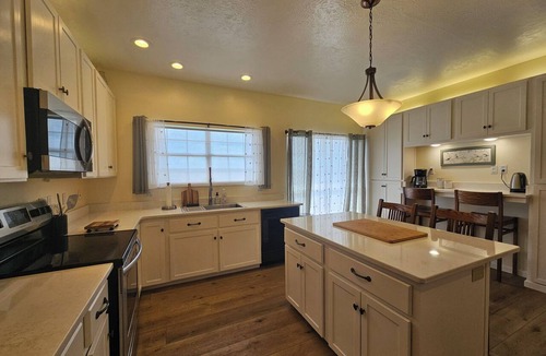 Mount Vernon House | Cozy Scenic 1-Acre Escape w/Beautiful Porch Views