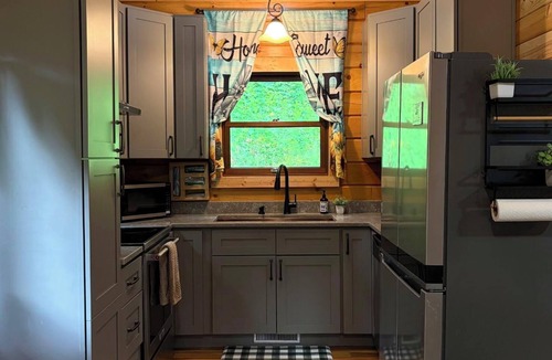 Dunlap Cabin | Cozy, secluded Dunlap cabin with a creek and playset by hangglider landing zone