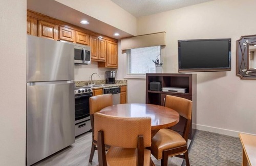 Pittman Center Hotel | Cozy Smoky Cabin w/Jacuzzi, Heated Pool, Games & Volleyball Court l 2 Rooms