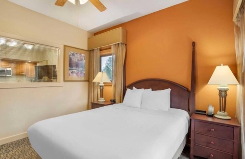 Pittman Center Hotel | Cozy Smoky Cabin w/Jacuzzi, Heated Pool, Games & Volleyball Court l 2 Rooms