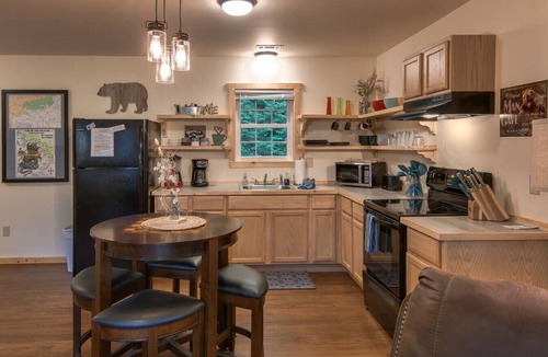 Cherokee Cabin | Cozy Smoky Mtn Cabin: Pointing to Fun & Relaxation