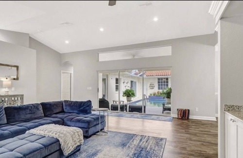 Rural Estates House | Cozy spacious home! Enjoy this entertainers delight.