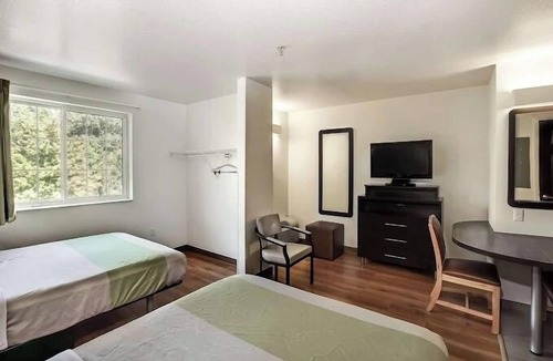 East Brunswick Hotel | Cozy Stay Near Rutgers w/Kitchen