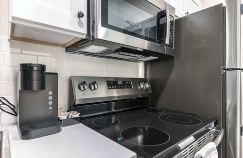 Macon Apartment | Cozy Stay Next To Atrium Hospital with Walk Score 74; Mercer Music at Capricorn