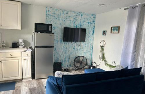 Gulf Gate Estates Apartment | Cozy Studio 10 minutes from Siesta Key -perfect for couples