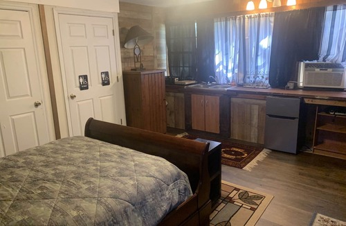 Tallahassee Apartment | Cozy Studio apartment with cabin feel