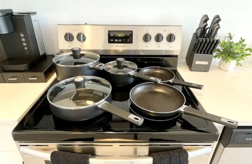 Elizabeth Apartment | Cozy Studio Indoor Pool Near NYC & MetLife