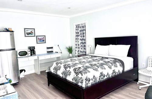West Park Apartment | Cozy Studio, Priv. Entrance, pool.
