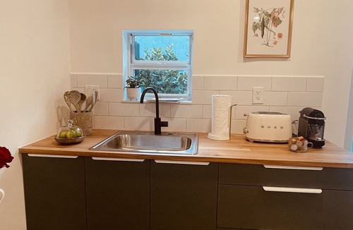 Kendale Lakes Apartment | Cozy Studio with Lake View, cycling circuit and golf course at walking distance.