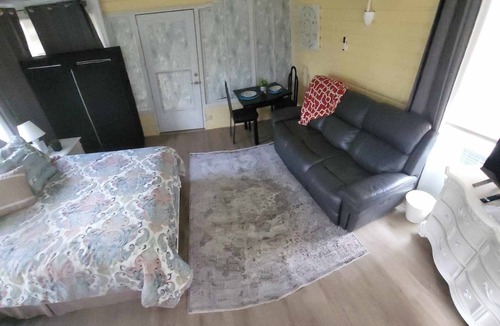 Summerfield Apartment | Cozy studio with Private entrance near The Villages, pet friendly