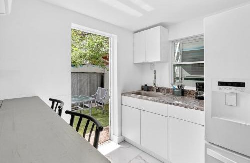 Hialeah Hotel | Cozy Studio with Parking Near Miami Airport