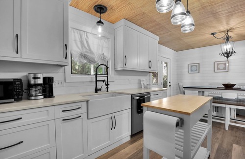 Olde Town House | Cozy three bedroom cottage near the May River with a pool and boat parking