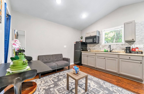 Lawrenceville Cabin | Cozy Tiny Home - Private Guest House near Gas South Arena - Perfect for couples