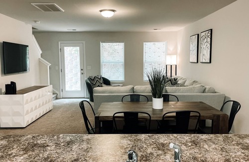 Anderson House | Cozy Townhome near Lake & Universities