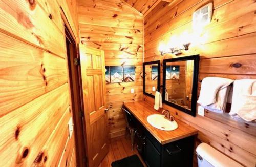 Townsend House | Cozy Townsend Cabin! Mountain Views & Private Spa