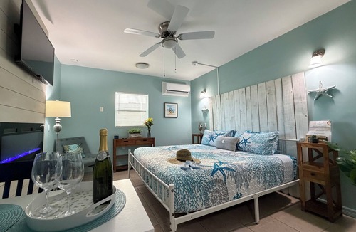 Bonita Springs Hotel | Cozy Tropical King Studio with Kitchenette in Bonita Springs