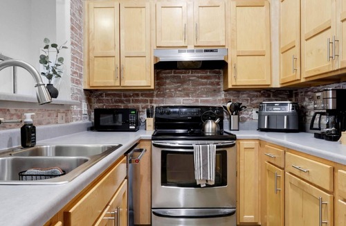 Downtown Chattanooga Condo | Cozy Vibes. Fast WiFi. King Bed. Free parking. Walkable Chattanooga Stay.