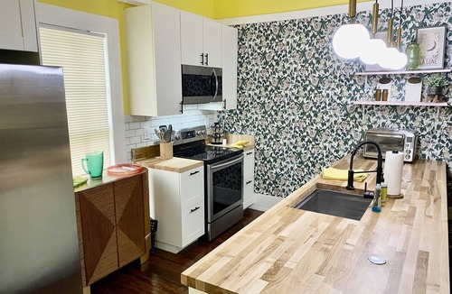 Morganton House | Cozy Victorian in the Center of downtown Morganton (Dog Friendly!)