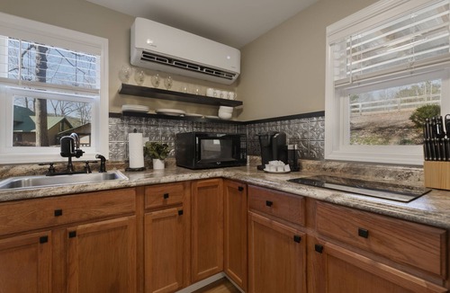 Cleveland Cabin | Cozy Waterfront Escape near Helen & Vineyards FREE night with 3 night stay