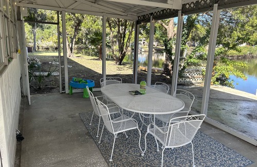 Crystal River House | Cozy Waterfront Fish Camp- Catch Dinner from your Dock!