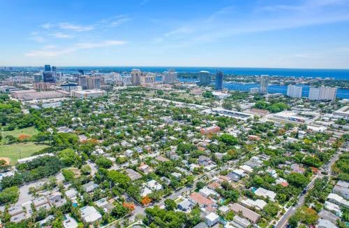 Flamingo Parks House | Cozy West Palm Beach Home l 10min to Municipal Beach and more!