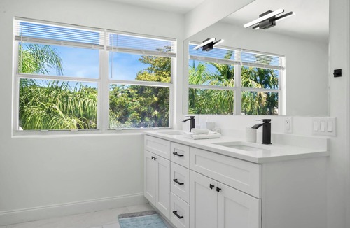 Flamingo Parks House | Cozy West Palm Beach Home l 10min to Municipal Beach and more!