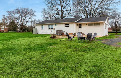 Moores Chapel House | Cozy Whitewater Center Retreat—Great for Groups!