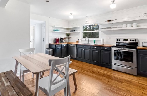 Moores Chapel House | Cozy Whitewater Center Retreat—Great for Groups!