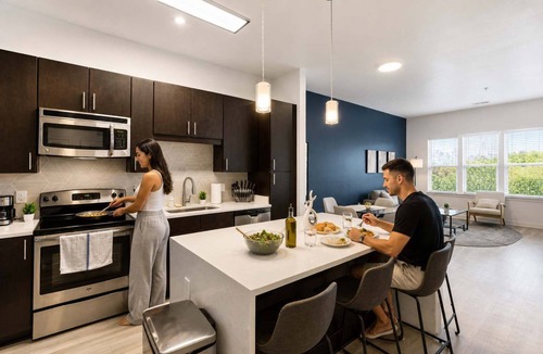 Cherry Apartment | CPCC Area Escape | Pool Gym Parking Balcony