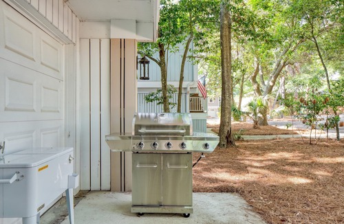 Isle of Palms Cottage | Crawdad by Avantstay Isle of Palms Home w/BBQ