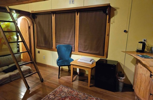 Barnardsville Cabin | Creek Side cabin w AC, On-Site Sauna/Tea Shop/Market, Edge of Pisgah, Craggy Mtn