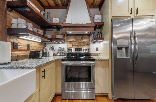 Blue Ridge Cabin | Creek View/Hot Tub/Fire Place/Games/DogFriendly/EV