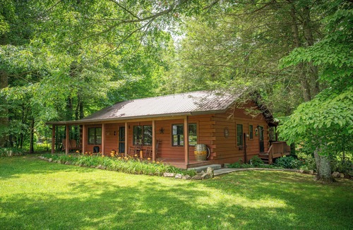 Robbinsville Cabin | Creekfront Cabin w/Hot Tub! Motorcycle Friendly!