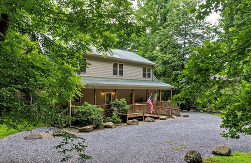 Cosby Cabin | Creekfront cabin with cozy interiors, hot tub & game room.