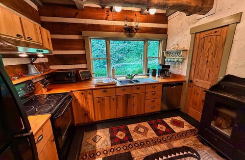 Ferguson Cabin | Creekside Cabin - Romantic Couples Getaway!