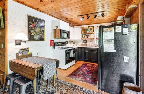 Highlands Cabin | Creekside Cabin: Tubing, Trails & Highlands Charm!