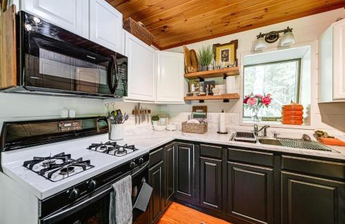Highlands House | Creekside Cabin: Tubing, Trails & Highlands Charm!