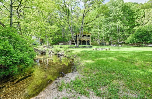 Highlands Cottage | Creekside Cabin: Tubing, Trails & Highlands Charm!