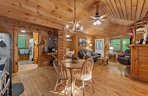 Dahlonega Cabin | Creekside Cabin w/Hot Tub/Near Downtown/Wineries