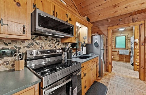 Dahlonega Cabin | Creekside Cabin w/Hot Tub/Near Downtown/Wineries